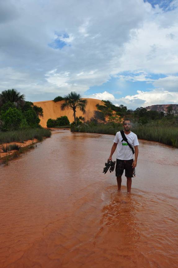 O pequeno riacho que margeia as dunas do Jalapão - TO